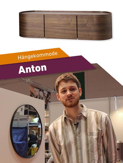 Tischlergeselle Anton mit seiner Hängekommode aus Nussbaum.