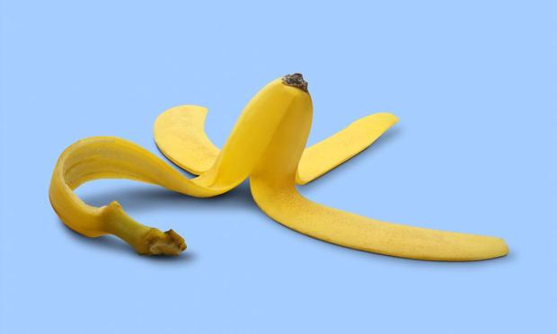 Cáscara de plátano sobre fondo azul. (Getty Images/iStockphoto)