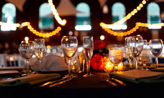 Una imagen de archivo de una cena elegante (Getty Images)