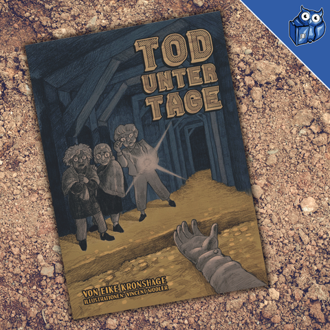 Buchcover von 'Tod unter Tage'. Das Cover zeigt drei ältere Damen mit Taschenlampe in einem dunklen Minenschacht. Eine der Damen leuchtet mit einer Taschenlampe, während im Vordergrund eine mysteriöse Hand aus dem unteren Bildrand ragt. Der Titel ist in einer handgezeichneten, goldenen Schrift gehalten. In der rechten oberen Ecke ist das blaue System Matters Eulen-Logo zu sehen. Das Cover ist in dunklen, atmosphärischen Blautönen gehalten mit goldenen Akzenten.