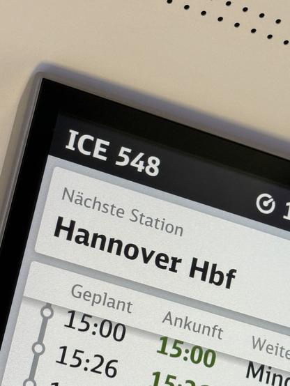 Anzeige im ICE 548: Nächster Halt Hannover Hbf, planmäßige Ankunft um 15:00 Uhr.