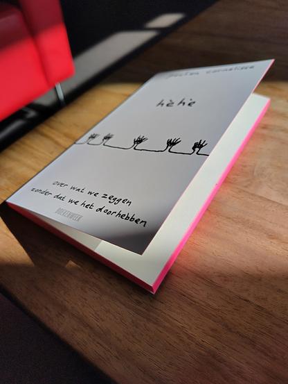 Foto van de eerste druk van het Boekenweekessay 'hèhè' van Paulien Cornelisse.