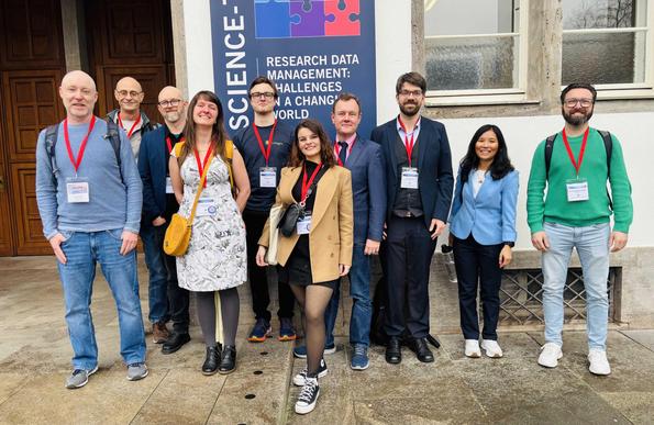 The whole FIZ Karlsruhe team posing in front of the Neue Universität Heidelberg