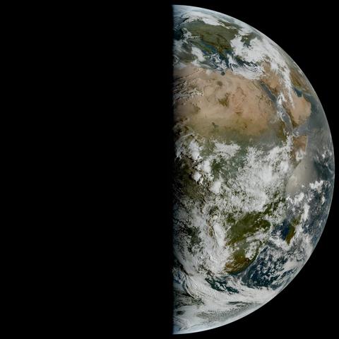 Today at 10:01 CET, the Sun appeared directly above Earth’s equator, marking the Spring Equinox! 🌸

The equinox in the northern hemisphere happens twice a year, around the 20 March (spring equinox) and the 22 September (autumn equinox). At this moment, our planet is neither tilted towards nor away from the Sun, creating nearly equal day/night. 🌓

This stunning Meteosat-12 image taken earlier this morning showcases the boundary between day and night running straight through the poles.