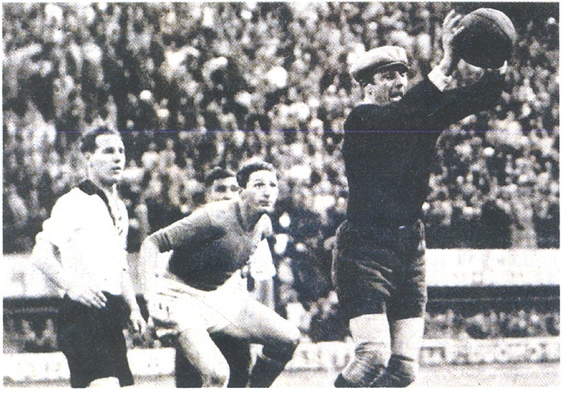 Un attacco portato da Piola alla porta avversaria durante la partita tra Italia e Germania (vinta dagli azzurri 3 a 2) nel marzo del 1939.