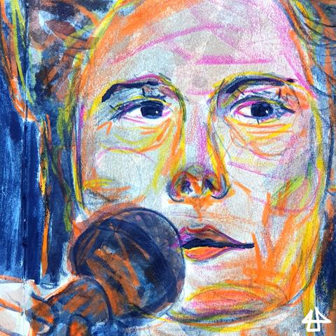 Aquarellierte Buntstiftzeichnung, mit sichtbaren teils grell orange oder gelben Strichen. Nahes Portrait einer Person mit Falten an Augen und Mund, schaut nachdenklich zur Seite, in der rechten Hand ein Mikrofon nah beim Mund.