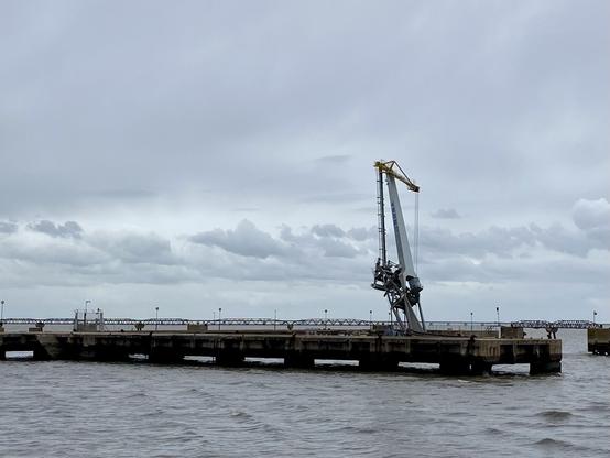 A icónica grua Vigorosa, do Porto de Lisboa, ligeiramente tombada no Cais da Matinha, depois da passagem da depressão Martinho.