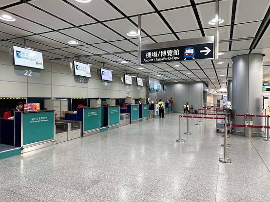Die Schalter des In-town Check-ins. Sehen aus wie normale Gepäckaufgabe Schalter am Flughafen.