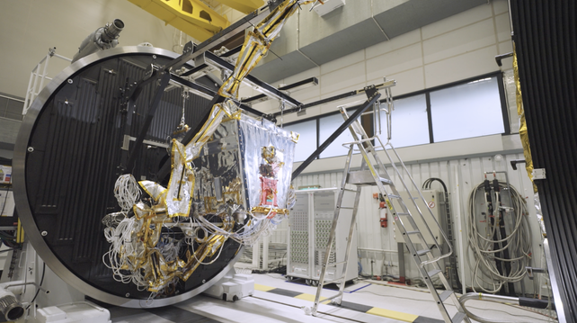 Le satellite CO3-D avant le test dans la salle blanche