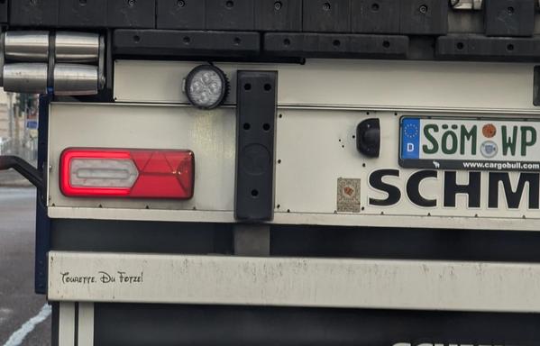 "Tourette du Fotze" hinten auf einem LKW in Disney Schriftart