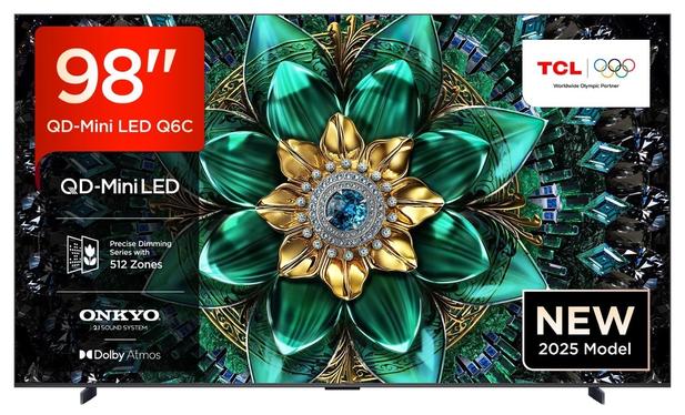 Frontalansicht des neuen TCL Q6C-Fernsehers in 98 Zoll mit Spezifikationen, die auf dem Display dargestellt werden. Foto (c) TCL.