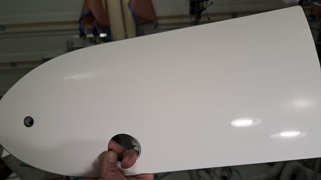 Brief experiments with machine polishing on surfaces sanded with different grits. Even with only a minute of polishing, those sections that were sanded with 1200 grit became glossy quickly. The reflection of the light is not at a glancing angle. I'm figuring out how to manage the sanding and polishing process.