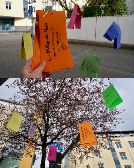 Zwei Fotos,
oberes Foto: Bunte Zettel hängen vor einem Haus an Schnüren herab. Auf einem zu lesen: Zum Welttag der Poesie am 21. März aus der Stadtbücherei Frankenthal.
Unteres Foto: Ein Baum von unten fotografiert an dem ebenfalls bunte Zettel mit Schrift dranhängen.