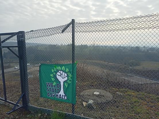 WaldstattAsphalt Banner vor Ende der aktuellen Neubaustrecke. Angelegt bereits die Brücke für den Weiterbau.