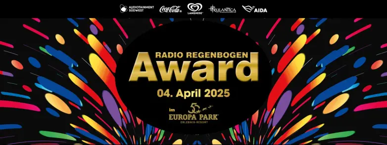 Ein schwarzes Banner mit einem großen, zentralen, ovalen Element in Schwarz und Gold. In der Mitte steht in goldenen Buchstaben „RADIO REGENBOGEN Award“, darunter das Datum „04. April 2025“. Weiter unten ist das Logo des Europa-Park Erlebnis-Resorts mit einer goldenen „5“ zu sehen. Der Hintergrund ist dynamisch mit bunten, abstrakten Linien und Formen in Rot, Blau, Gelb, Grün und Lila gestaltet, die einen lebhaften, feierlichen Eindruck vermitteln. Oben sind mehrere Sponsorenlogos, darunter Coca-Cola, Langnese, AIDA und Rulantica.
