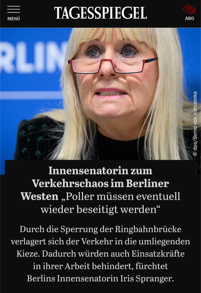 Das Bild zeigt eine Frau mit blonden Haaren und Brille, die in einem Interview oder einer Pressekonferenz zu sehen ist. Sie trägt eine schwarze Bluse mit einem dezenten Muster. Im Hintergrund ist ein blauer Bereich mit dem Wort "BERLIN" zu erkennen. Der Text auf dem Bild lautet: "Innensenatorin zum Verkehrschaos im Berliner Westen, „Poller müssen eventuell wieder beseitigt werden“". Darunter steht: "Durch die Sperrung der Ringbahnbrücke verlagert sich der Verkehr in die umliegenden Kiez. Dadurch würden auch Einsatzkräfte in ihrer Arbeit behindert, fürchtet Berlins Innensenatorin Iris Spranger." Das Bild ist aus dem Tagespiegel und wurde von dpa/Bernd von Jutrczenka fotografiert.