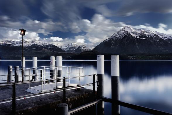 Schiffanlegestelle Längenschachen am Thunersee im Winter mit Bergpanorama