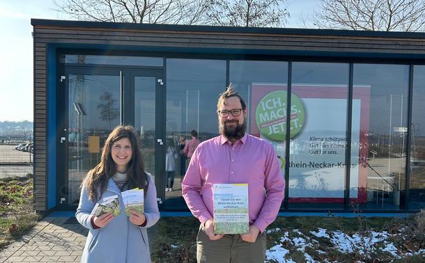 Biodiversitätsmanagerin Laura Bittersohl und Rene Schärling von der Geschäftsstelle Klimaschutz des Rhein-Neckar-Kreises vor dem Pavillon im Außenbereich der KLIMA Arena.