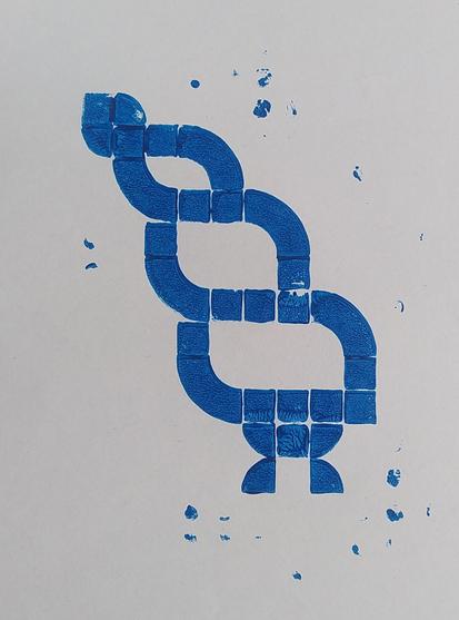 Rough lego print of a snail peaking out of it's rather long drawn shell. It's based on the shell of Lissachatina fulica.