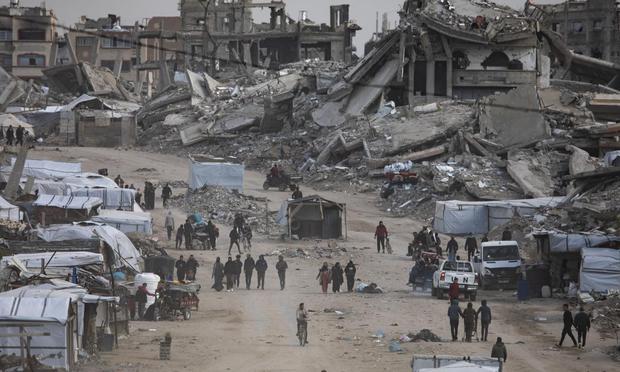 Palestinos desplazados llevan sus pertenencias hacia el centro de la ciudad de Gaza, Franja de Gaza, el 20 de marzo de 2025, después de que el ejército israelí emitiera órdenes de evacuación para las zonas del norte de la ciudad. (EFE/HAITHAM IMAD)