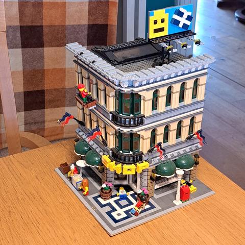 One of the sets I'm selling. It's the Grand Emporium (Big Shop) a 3 storey building with lots of detail.
