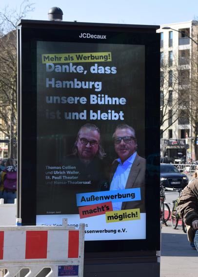 Ein Werbebildschirm an einer Straße mit der Botschaft "Danke, dass Hamburg unsere Bühne ist und bleibt".