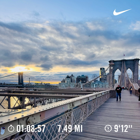 Sunrise over the Brooklyn bridge in a cold March morning