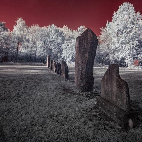 Des menhirs sous un ciel rouge