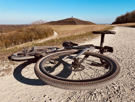 @graewwel Das Bild zeigt ein Mountainbike, das auf einer Gravel-Straße liegen geblieben ist. Das Fahrrad ist umgekippt, mit den Vordreifen nach oben und dem Rahmen auf der Seite. Die Reifen sind mit grobem Gummireifen ausgestattet, die für unebenes Gelände geeignet sind. Der Rahmen des Fahrrads ist silberfarben und scheint aus Aluminium oder einem ähnlichen Material zu bestehen. Die Lenker sind schwarz und mit Gummihandschlaufen versehen.

Im Hintergrund erstreckt sich eine offene Landschaft mit sanften Hügeln und einer markanten Erhebung, die mit einer Statue oder einem Denkmal gekrönt ist. Der Himmel ist klar und blau, was auf einen sonnigen Tag hinweist. Die Umgebung wirkt ruhig und unberührt, mit spärlicher Vegetation und einem schmalen Weg, der sich durch die Landschaft schlängelt.

Die Szene vermittelt ein Gefühl von Abenteuer und Freiheit, typisch für Mountainbike-Fahrer, die die Natur erkunden.

Bereitgestellt von @altbot, privat und lokal generiert mit Ovis2-8B

🌱 Energieverbrauch: 0.270 Wh
