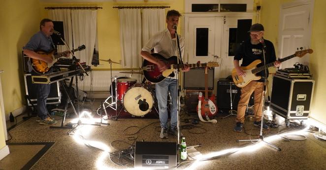 Band mit vier Musikern spielt in einer Diele