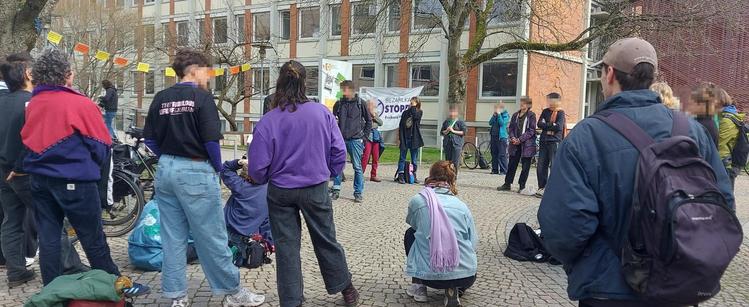 Menschen beim Protest vor dem Landratsamt