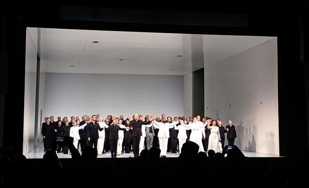 Chor Ballett Solist:innen und der Dirigent verbeugen sich