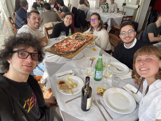 Selfie a tavola con una pizzona al metro