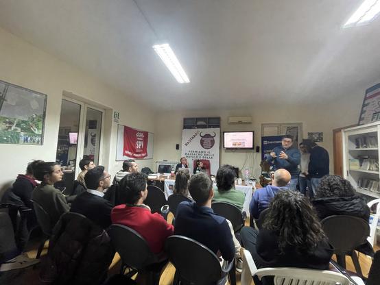 Persone sedute ad ascoltare la presentazione