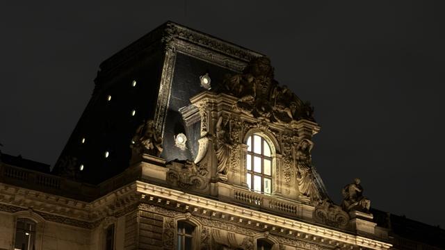 Dach eines Teils des Louvre bei Nacht.