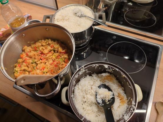 Pilaw mit Paprika, Tomaten, Zucchini, Zwiebeln und Cashews.