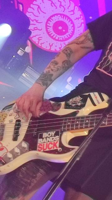 "Boy Bands Suck" pegatina en el bajo de Frida Ståhl (The Baboon Show) tocando en Madrid