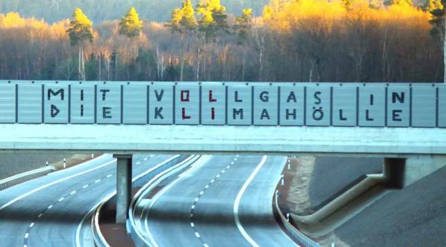 Graffiti auf der Autobahnbrücke:
Mit Vollgas in die Klimahölle