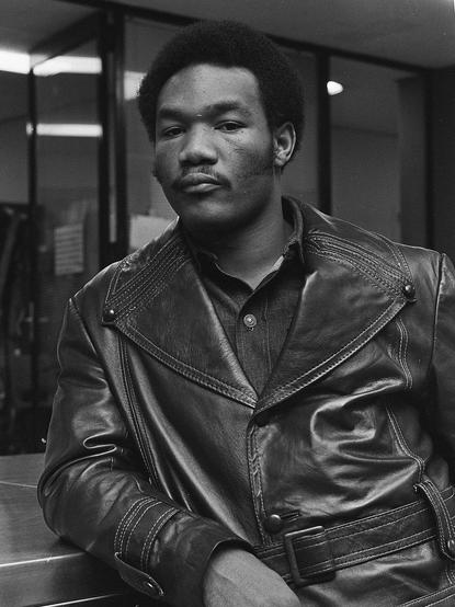 George Foreman posing in april 1973 in Amsterdam airport
		
Bert Verhoeff, Nationaal Archief, Den Haag, Rijksfotoarchief: Fotocollectie Algemeen Nederlands Fotopersbureau (ANEFO), 1945-1989 - negatiefstroken zwart/wit, nummer toegang 2.24.01.05, bestanddeelnummer 926-2854