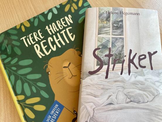 Fotografie des Kinderbuchs „Tiere haben Rechte. Wir fordern Respekt“ und des Romans „Striker“ von Helene Hegemann.