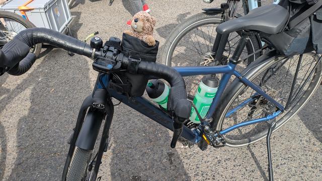 Fahrrad bei dem ein Stoffurmeltier aus einer Tasche schaut