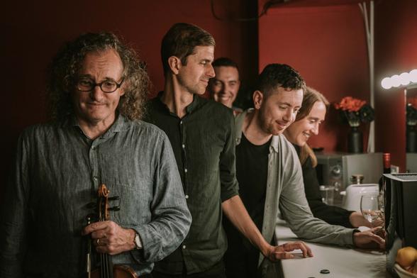 Les musiciens du common ground ensemble près d'une machine à café ;)