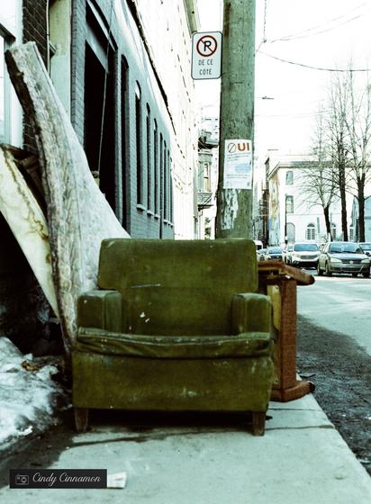 Un vieux divan sur un trottoir sous un signe No Parking. Photographie par Cindy Cinnamon