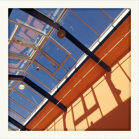 Schatten unter einem modernen Glasdach.