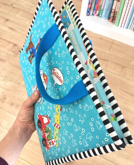 Selbstgenähte, türkisblaue Malmappe mit Bügelbildern und Henkeln zum Tragen