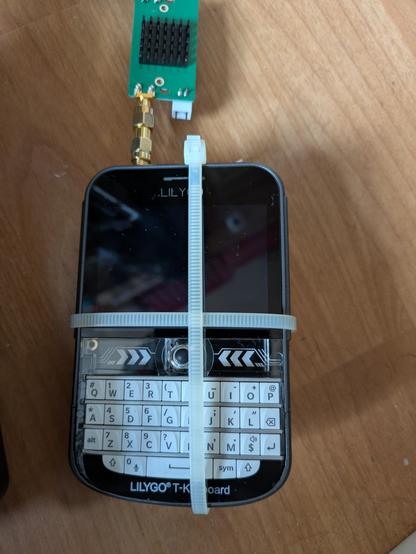 Das Lilygo T-Deck Gerät. Sieht aus, wie ein Blackberry mit haptischer Tastatur.