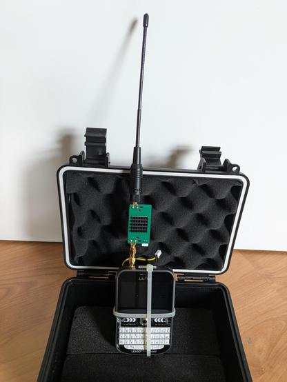 Lilygo T-Deck mit Verstärker für Funkamateure und Antenne.