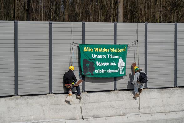 Zwei Aktivistis haben sich an einer Wildbrücke mit Banner abgeseilt
