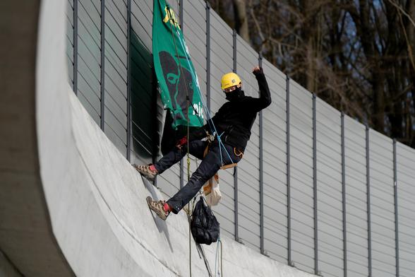 Aktivisti hebt Faust in Solidarität