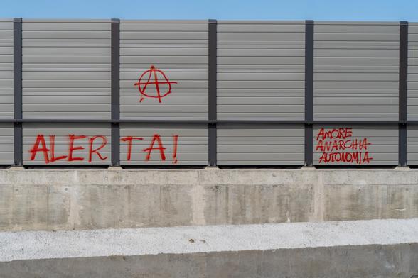 Sprayings an der Autobahnabschirmung: Alerta! Amore Anarchia Autonomia